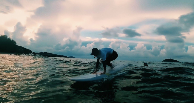 Обои картинки фото мужчины, xiao zhan, актер, серфинг, море, серф, панама