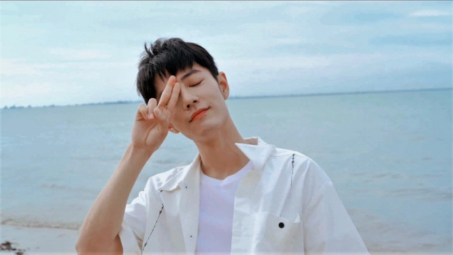 Обои картинки фото мужчины, xiao zhan, актер, рубашка, жест