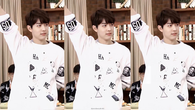 Обои картинки фото мужчины, xiao zhan, актер, свитер, книги