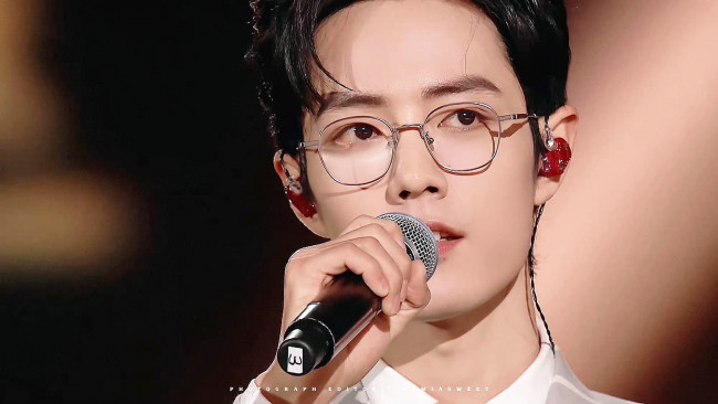 Обои картинки фото мужчины, xiao zhan, лицо, очки, наушники, микрофон