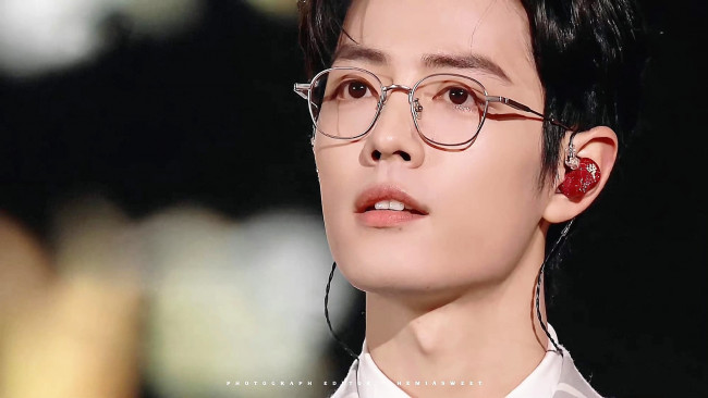 Обои картинки фото мужчины, xiao zhan, лицо, очки, наушники