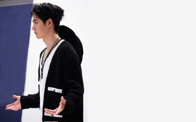 Обои картинки фото мужчины, wang yi bo, актер, кардиган, украшения, жест