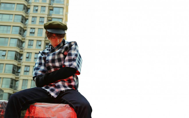 Обои картинки фото мужчины, wang yi bo, актер, кепка, пальто, дом