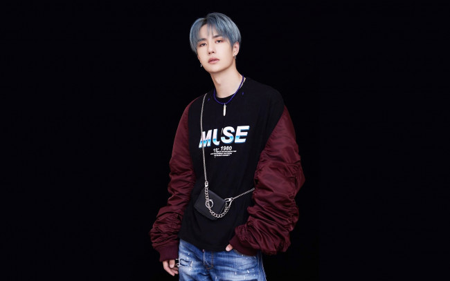 Обои картинки фото мужчины, wang yi bo, актер, свитер, джинсы, сумка