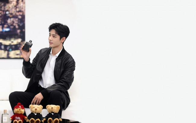 Обои картинки фото мужчины, xiao zhan, актер, куртка, флакон, мишки