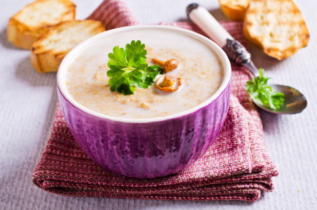 Обои картинки фото еда, первые блюда, гренки, грибной, суп, лисички, петрушка