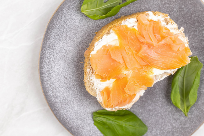 Обои картинки фото еда, бутерброды,  гамбургеры,  канапе, базилик, бутерброд, масло, форель