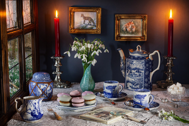 Обои картинки фото еда, натюрморт, свечи, кофейник, сахар, макаруны, букет