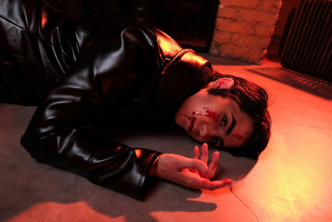 Обои картинки фото мужчины, - креатив,  косплей, труп, кровь