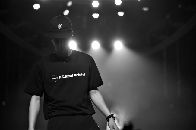 Обои картинки фото мужчины, wang yi bo, актер, кепка, футболка