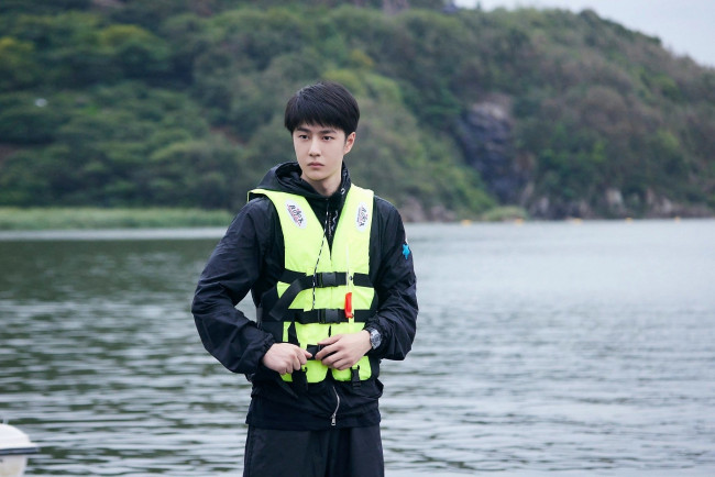 Обои картинки фото мужчины, wang yi bo, актер, жилет, озеро