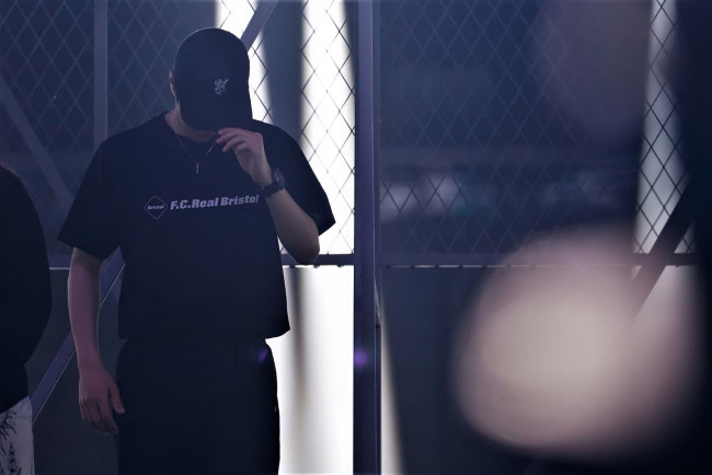 Обои картинки фото мужчины, wang yi bo, кепка, футболка