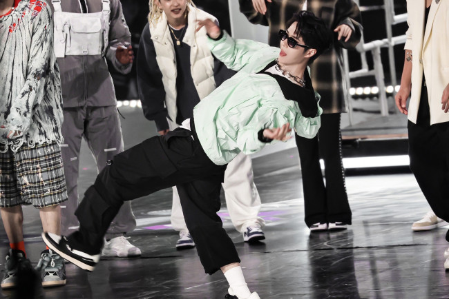 Обои картинки фото мужчины, wang yi bo, очки, куртка, танец, команда