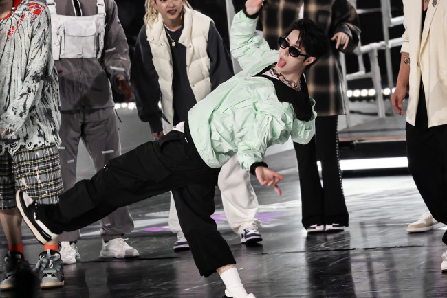 Обои картинки фото мужчины, wang yi bo, очки, куртка, танец, команда