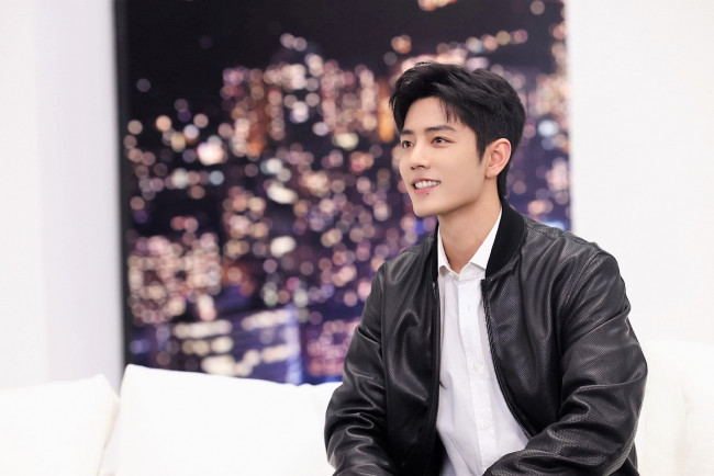 Обои картинки фото мужчины, xiao zhan, актер, куртка, диван, мишки