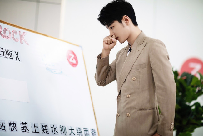 Обои картинки фото мужчины, xiao zhan, актер, пиджак, доска