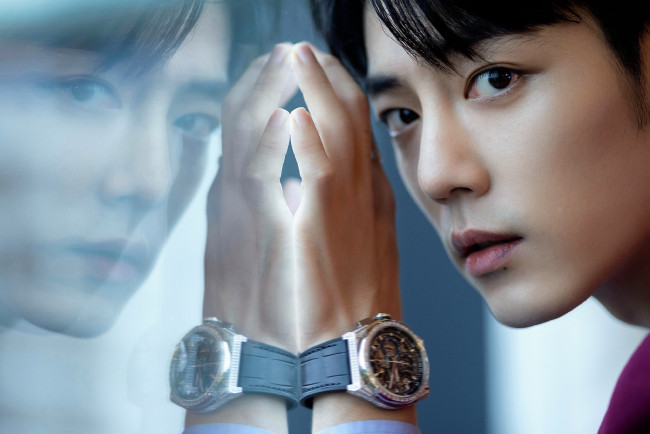 Обои картинки фото мужчины, xiao zhan, актер, пиджак, лицо, часы, окно, стекло