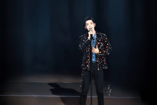 Обои картинки фото мужчины, xiao zhan, актер, пиджак, микрофон, сцена