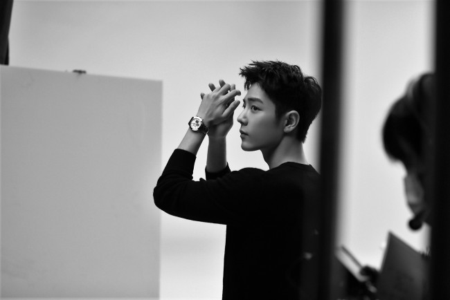 Обои картинки фото мужчины, xiao zhan, актер, свитер, часы