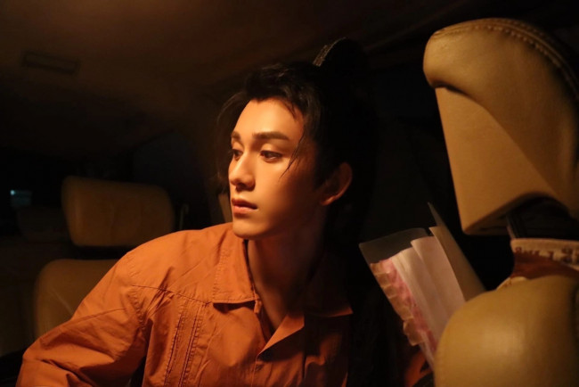 Обои картинки фото мужчины, zhu zanjin, актер, рубашка, машина