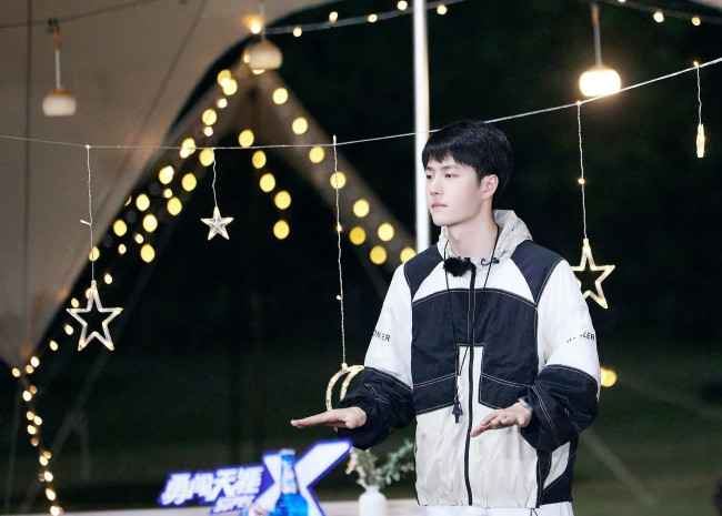 Обои картинки фото мужчины, wang yi bo, актер, куртка, иллюминация