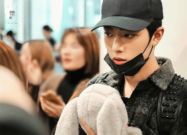 Обои картинки фото мужчины, xiao zhan, актер, лицо, кепка, маска, куртка, игрушка