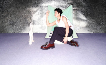 Картинка cheng+lei мужчины майка ботинки подушка руки пол