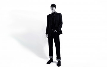 Картинка мужчины wang+yi+bo актер кепка костюм