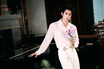 Картинка мужчины wang+hedi+ dylan+wang актер рубашка брюки букет цветы пианино