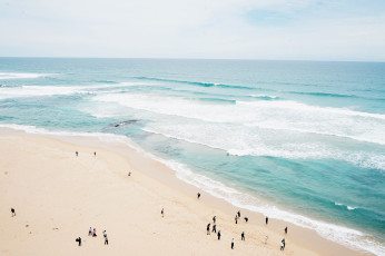 Картинка природа побережье море берег волны пляж люди