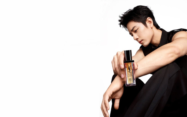 Обои картинки фото мужчины, xiao zhan, актер, брюки, флакон, духи