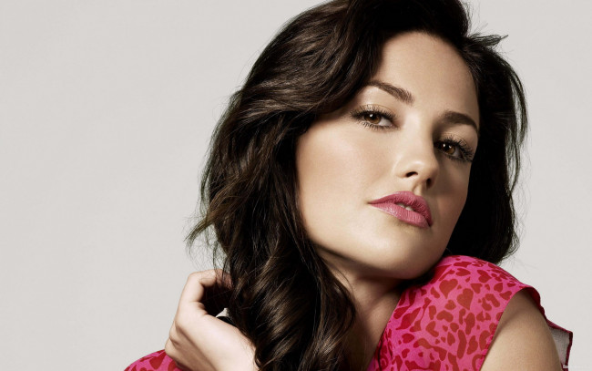Обои картинки фото Minka Kelly, девушки, взгляд, губы, розовый