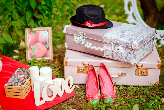 Обои картинки фото разное, одежда,  обувь,  текстиль,  экипировка, чемоданы, шляпа, свечи, туфельки