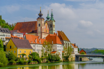 Картинка города -+католические+соборы +костелы +аббатства река городок