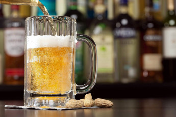 Картинка еда напитки +пиво бокал пиво пена орехи