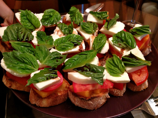 Обои картинки фото еда, бутерброды,  гамбургеры,  канапе, помидоры, сыр, базилик, томаты