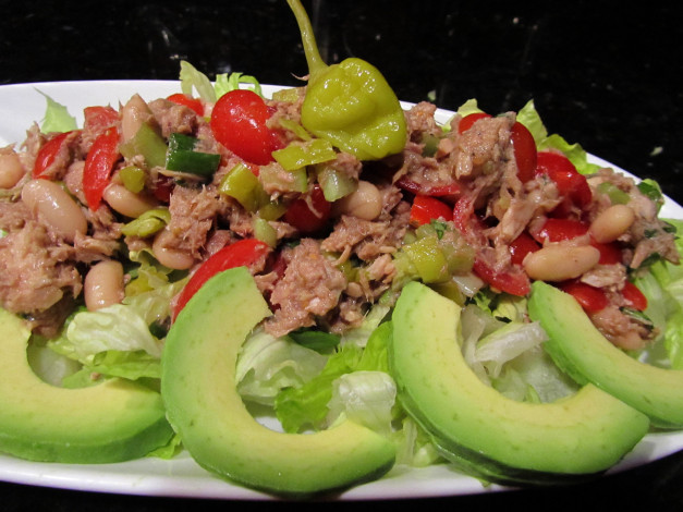 Обои картинки фото еда, салаты,  закуски, салат, перец, фасоль, авокадо