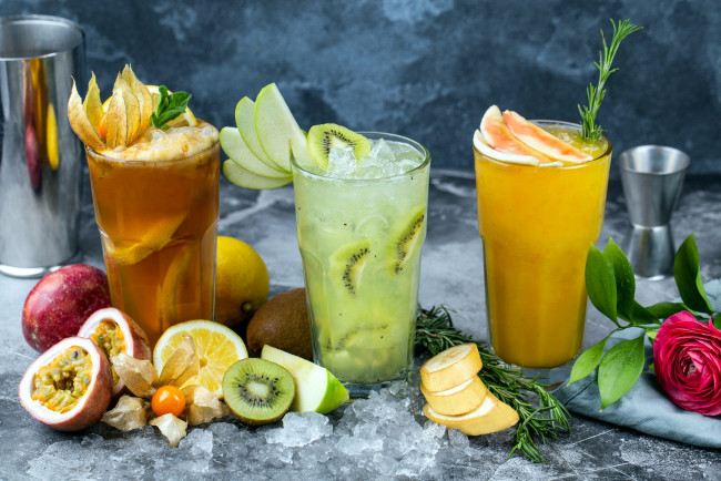 Обои картинки фото еда, напитки,  коктейль, банан, физалис, киви, коктейль