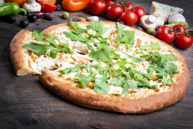 Обои картинки фото еда, пицца, сыр, рукола, грибы, перец, томаты, помидоры