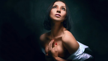 Картинка девушки -unsort+ брюнетки темноволосые темный фон рубашка взгляд