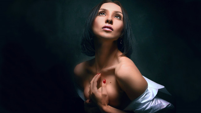 Обои картинки фото девушки, -unsort , брюнетки, темноволосые, темный, фон, рубашка, взгляд