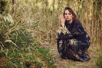 Картинка девушки -+брюнетки +шатенки maya hawke актриса природа черное платье