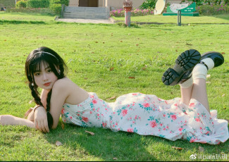 Картинка девушки -+азиатки брюнетка сарафан лужайка