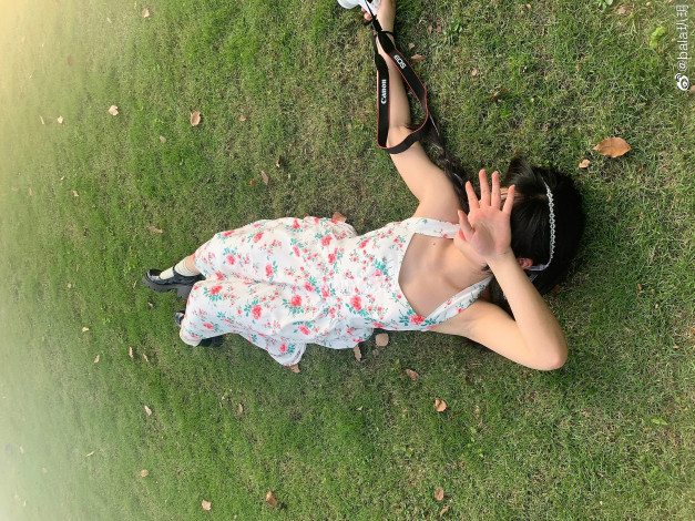 Обои картинки фото девушки, - азиатки, брюнетка, сарафан, лужайка