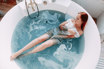 Картинка девушки -+рыжеволосые+и+разноцветные женщины рыжая ванна брюнетка тату вид сверху белые трусики мокрое тело ожерелье вода