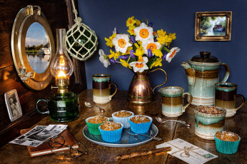 Картинка еда натюрморт букет лампа кексы кофейник письмо очки