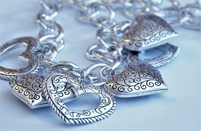 Обои картинки фото разное, украшения,  аксессуары,  веера, ожерелье, цепочка, сердечки