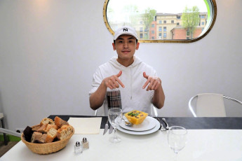 обоя мужчины, zhang zhehan, актер, кепка, еда, окно, стол