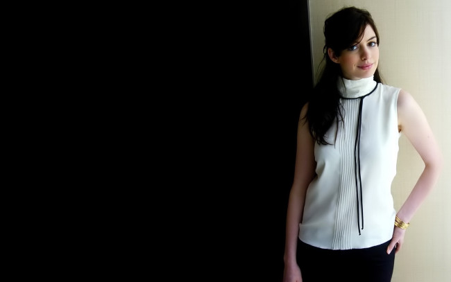 Обои картинки фото девушки, anne hathaway, актриса, топ