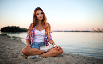 Картинка девушки -+рыжеволосые+и+разноцветные рыжая топ шорты рубашка кроссовки песок берег озеро